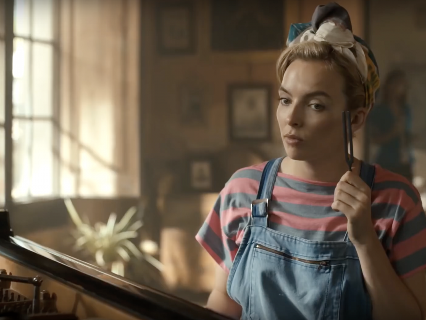 Jodie Comer as Villanelle wearing dungaree's